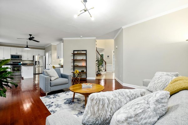 The art of jewellery holders: organize with style